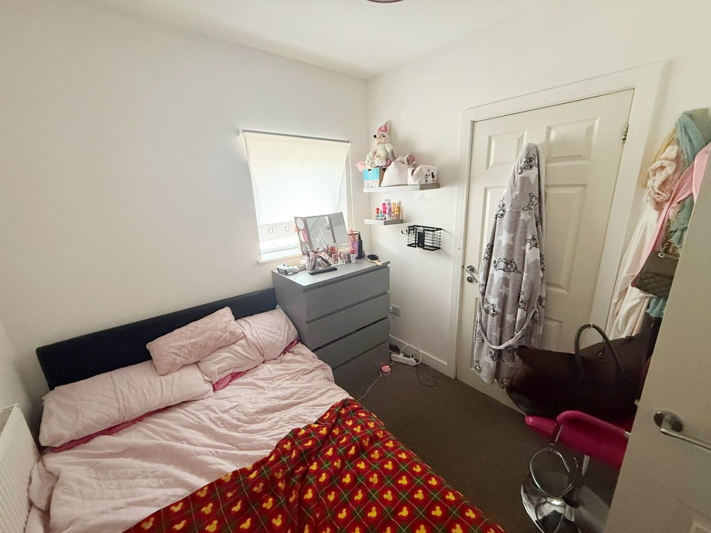 Lot: 92 - FLAT FOR INVESTMENT - Bedroom of the flat
